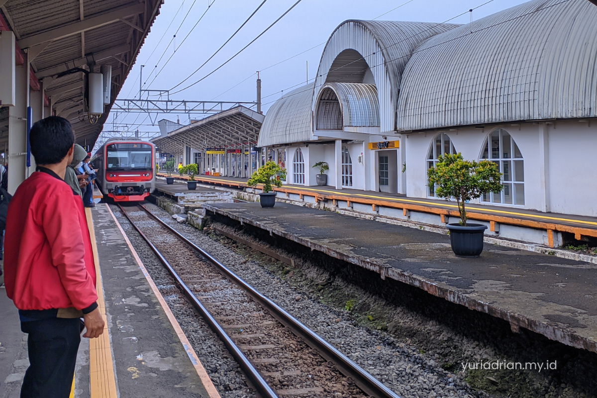 KRL CLI-225 Buatan PT INKA Masuk di Jalur 1 Stasiun Bojonggede