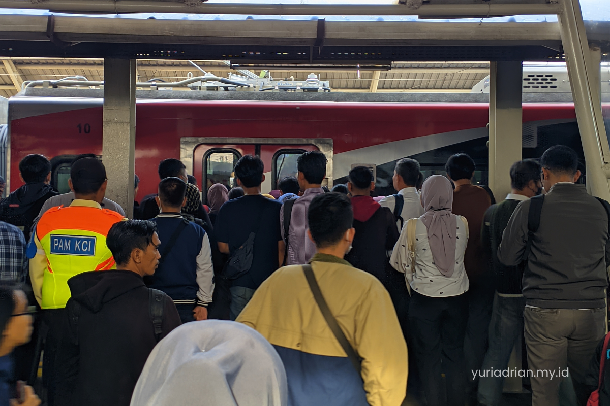 Suasana di Peron 1 Stasiun Manggarai ketika KRL tujuan Jakarta Kota datang