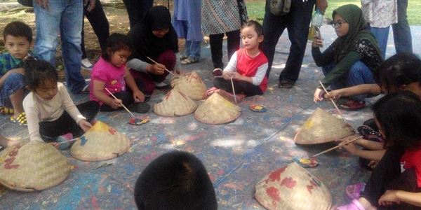 8 kegiatan bermanfaat untuk anak TK di Kebun Pasir Mukti: (1) melukis caping.