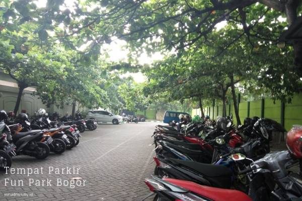 Tempat parkir sepeda motor di kolam renang Fun Park Bogor