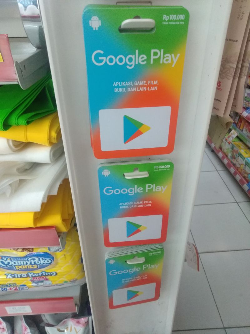 Kartu voucher Google Play yang ada di Alfamart
