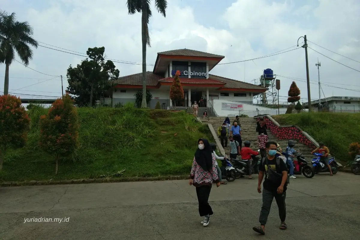 Stasiun Cibinong berjarak 400 meter dari Jalan Raya Jakarta Bogor