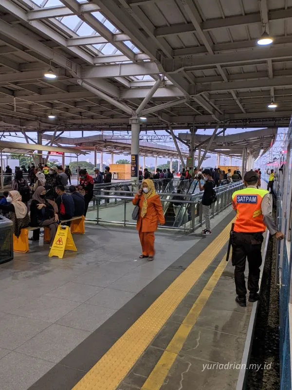 Stasiun Manggarai tetap ramai oleh penumpang termasuk di bulan suci Ramadan